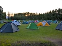 Piazzola tenda su erba senza elettricità