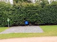 Piazzola roulotte/camper su terreno battuto e erba con elettricità