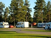 Tomt för husbil med elektricitet som tillval på grus och hård underlag