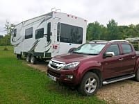 Parcel·la de terra dur amb aigua, llum i desguàs per a autocaravana (prèmium)