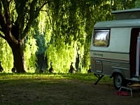 Emplacement pour tente sur herbe et sur sol en terre avec électricité optionnelle