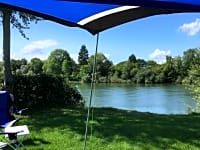10-amp op gras staplaats , met elektriciteit (aan de rivier, privilege)