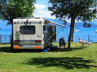 Piazzola su erba con elettricità