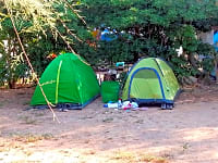 Op zand staplaats voor een tent volledig uitgerust (eigen badkamer)
