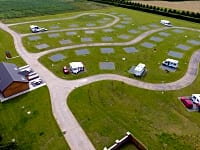 Op gras staplaats voor een tent zonder elektriciteit