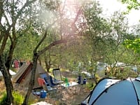 Piazzola tenda su ghiaia e terra con elettricità facoltativa (grande)