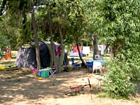 Op harde ondergrond staplaats voor een tent of voor vouwwagen , met elektriciteit