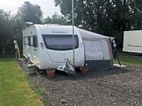 Plass for campingvogn på hardt underlag full service