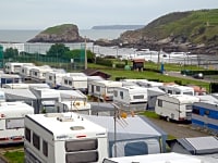 Parcel·la de gespa amb electricitat opcional per a autocaravana