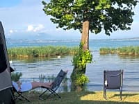 Piazzola su erba e ghiaia con elettricità (vista sul lago)