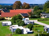 Parcel·la de gespa amb electricitat per a autocaravana