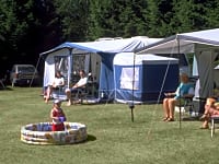 Parcel·la de gespa i terra dur amb electricitat per a tenda de campanya, per a remolc tenda o per a caravana