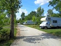 Camping pitches with plenty of space and separated by hedges Camping pitches with plenty of space and separated by hedges