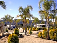 Parcela de gravilla y suelo duro con electricidad para caravanas