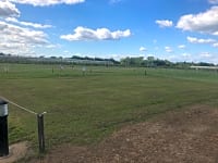 Emplacement (10-amp) sur herbe avec électricité
