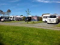 Parcel·la de terra dur amb electricitat per a caravanes (2 places)
