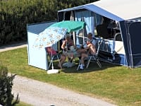 Parcel·la de terra i gespa sense electricitat per a tenda de campanya