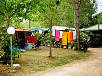 Parcel·la de gespa i terra dur sense electricitat per a tenda de campanya
