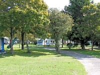 (komfort) kempinghely számára, szolgáltatás: elektromos csatlakozás , talaj: fű