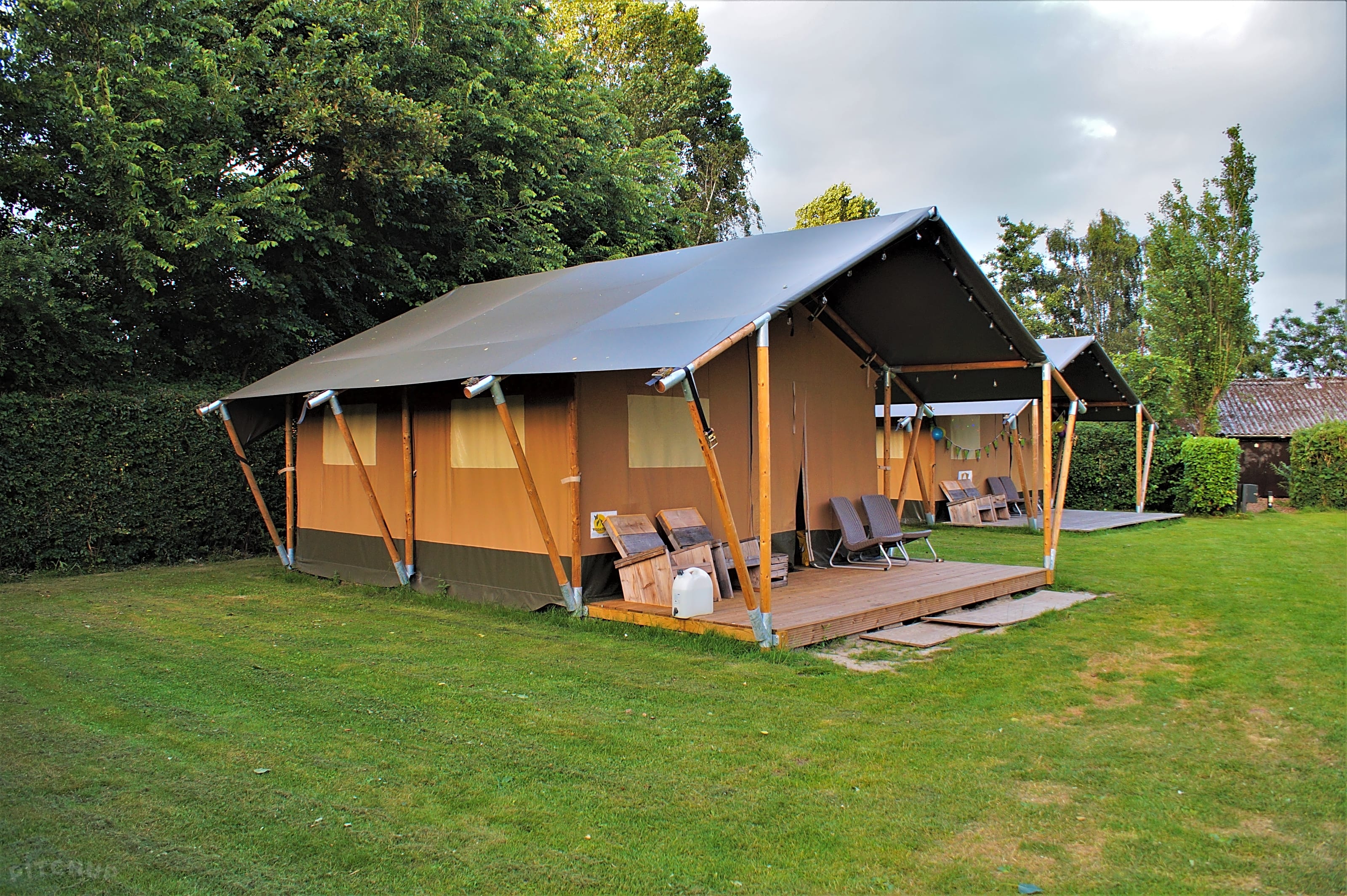 Encyclopedie religie Brullen Vodatent at Camping Gorishoek, Tholen, Zeeland - Pitchup®