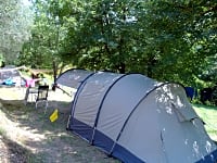 Piazzola tenda su terreno battuto e erba con elettricità facoltativa