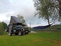 Tomt med elektricitet på gräs