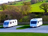 Op verharde ondergrond staplaats voor caravan en/of camper volledig uitgerust