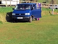 Parcel·la de gespa amb electricitat opcional per a caravanes #2 (anivellada)