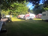 Przyczepa kempingowa parcela na trawiastym i żwirowym podłożu z opcjonalnym podłączeniem do prądu