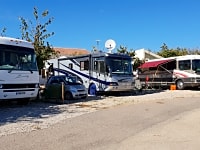 Kempovací místo pro obytný automobil s plnou výbavou na travnatém podkladu