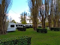 Piazzola tenda su terreno battuto e erba con elettricità (in solitario, no automobili)