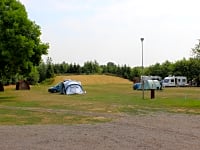 Parcel·la de graveta i terra dur amb electricitat per a caravanes