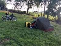 Op gras staplaats voor een tent , met elektriciteit