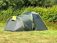 Parcel·la de gespa sense electricitat per a tenda de campanya (6 places)