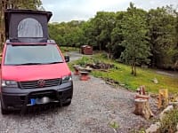 Parcel·la de graveta sense electricitat per a autocaravana