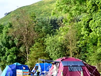 Parcel·la de gespa i graveta amb electricitat per a tenda de campanya (2 adults i 4 nens)