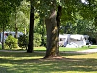 Kempinghely számára, szolgáltatás: minden szolgáltatással ellátva , talaj: aszfaltozott felületű és fű