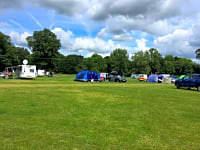 Emplacement sur herbe avec électricité