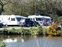 Parcel·la de gespa i terra dur amb electricitat per a caravanes