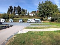 Plass på hardt underlag og gressplen , med strøm