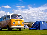 Emplacement pour tente ou camping-car (Field B) sur herbe avec électricité (4 personnes)