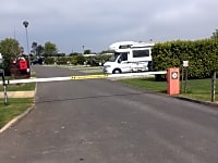 Parcel·la de terra dur amb electricitat per a caravanes (2 adults i 2 nens)