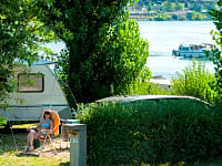 Tomt med elektricitet som tillval på gräs