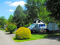 Parcel·la de gespa i terra dur amb electricitat opcional per a autocaravana