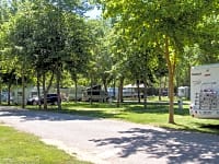 Parcel·la de gespa amb electricitat opcional per a tenda de campanya (2 places, petita)