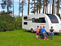 Emplacement pour véhicule de tourisme sur herbe avec électricité (tentes interdites)