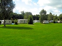 Parcel·la de gespa amb electricitat per a caravanes