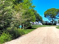 Parcel·la de terra dur amb electricitat per a caravanes (només per a adults)