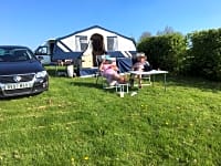 Parcel·la de gespa amb electricitat opcional per a tenda de campanya, per a remolc tenda o per a caravana