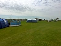 Op gras staplaats voor een tent zonder elektriciteit